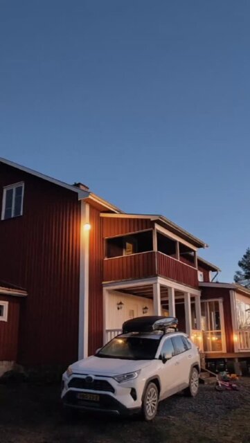 Een week vol drukte, chaos, familiebezoek en plezier.

Na al het afscheid was het dan echt zover om te vertrekken naar Zweden. Milan was een week eerder al met de vrachtwagen en onze inboedel bij het huis geweest om uit te laden, maar er was nog ontzettend veel werk aan de winkel toen wij met z'n allen aankwamen later.

Er moest een hoop werk verricht worden om alles een plekje te geven en gelukkig kwam er ook meteen al familie om ons te helpen en samen de feestdagen door te brengen💫. 

We hebben het huis al meteen gezellig gemaakt met allerlei verlichting en de of course staat de hottub klaar voor gebruik😅.

Een fijne vertrouwde start in een vreemd land met al hele mooie herinneringen die gemaakt zijn,  al voelt het nog echt onwennig en onwerkelijk dat we hier zullen blijven wonen🤍.